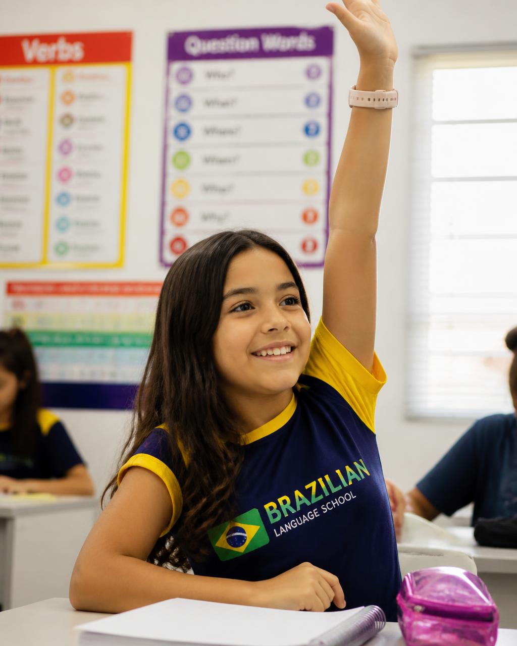 Aluna participando ativamente da aula de inglês